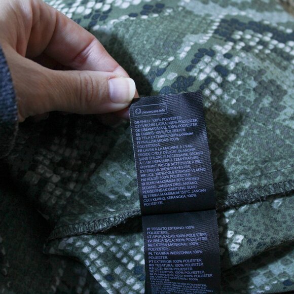 H&M Blouse Womens Size 16 Green Long Sleeve Button Up Snake Animal Print Career - Picture 6 of 6